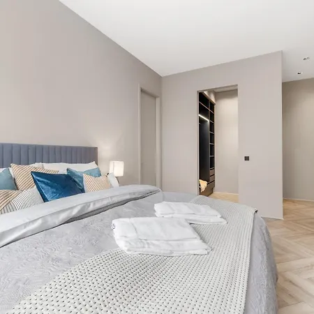 Desirable Penthouse In Apartment *